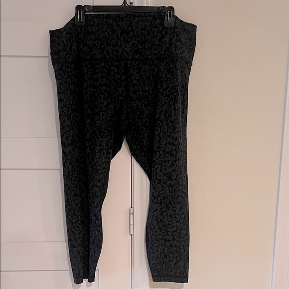 Lululemon Athletica Black and Gray Leggings Size 20
NWOT Label Attached - Picture 1 of 7